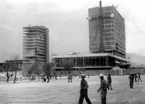 unavidamoderna: Vista de la Torre de Rectoría (izquierda) por Mario Pani, Enrique del Moral y Salvad