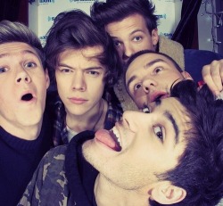 herbful:  chanull:  c-offeekids:  sah cute aw  harry’s face tho  u ok liam 