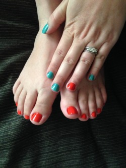 bestfeetever:  Cute red toes.