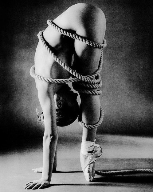 lillith-thesubmissive:   En pointe, attachée.  