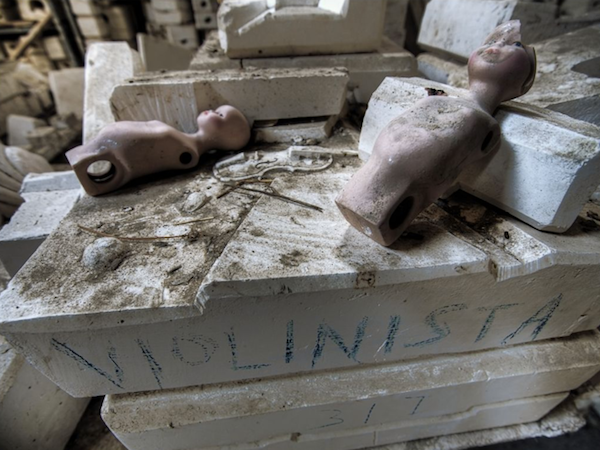 sixpenceee:  One of Spain’s Abandoned Doll Factories (Source) (Masterpost of World’s