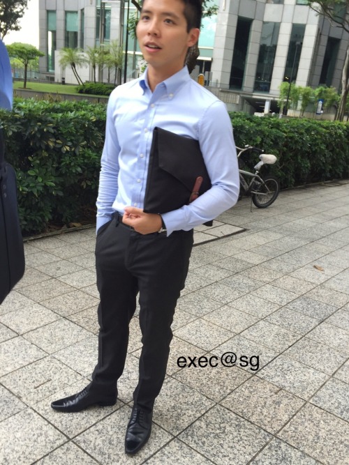 execsg: Hot young sg exec spotted @sgboyssss @sgboi @sgsexyboys @sghotwinksDid he forget a belt?