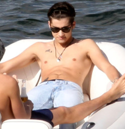 bottom4liam:  Zayn malik shirtless appreciation. 