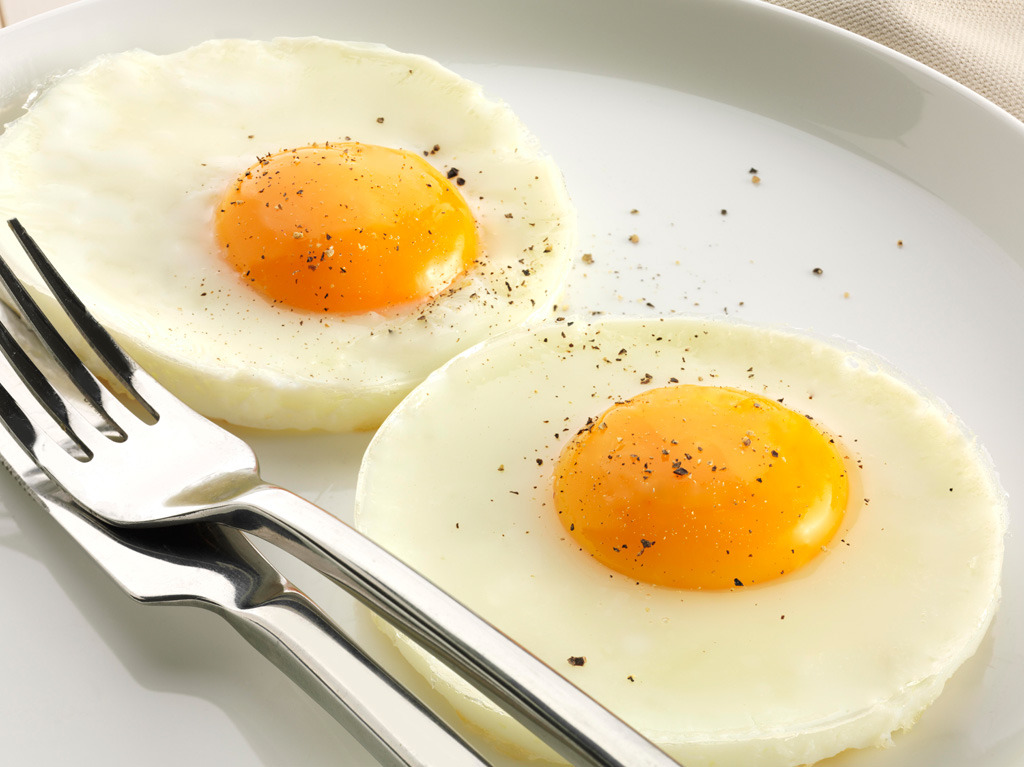 Eggs up. Fried Eggs Sunny Side up. Sunny Side up яичница. Санни Сайд ап яйца. Яйцо Sunny Side.