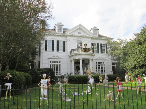 trashfirefallon:  xoxoblu:  quillusquillus:  maosandchayhem:  So I drive by this house every day on my way to work and it is definitely the Skeleton War HQ Photo Source: [x]  this is a fucking masterpiece   @trashfirefallon  I can’t go back to jail