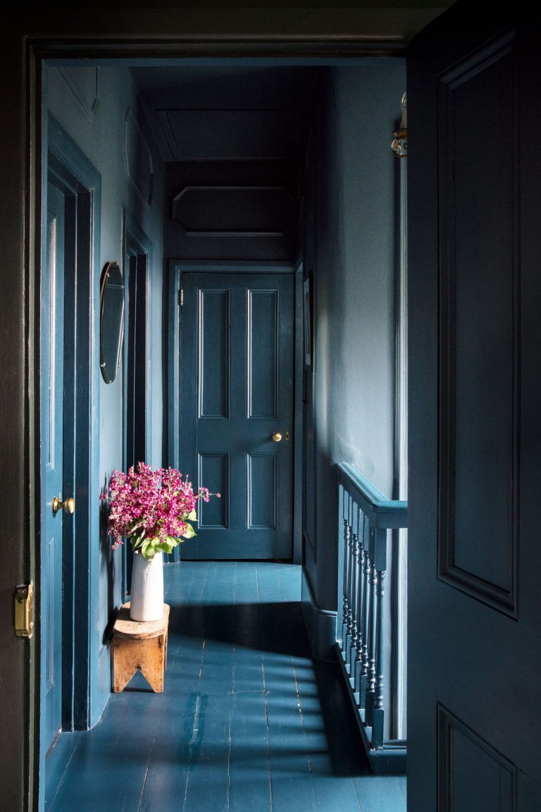 gravityhome:  Dark Victorian home in London | photos by Paul Raeside  Follow Gravity