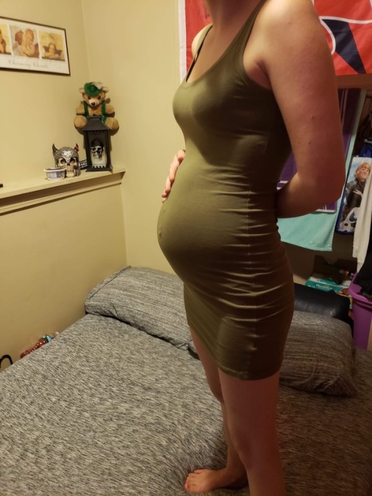 ashhthepiggy:  Ate two bowls of food and ended up looking pregnant 