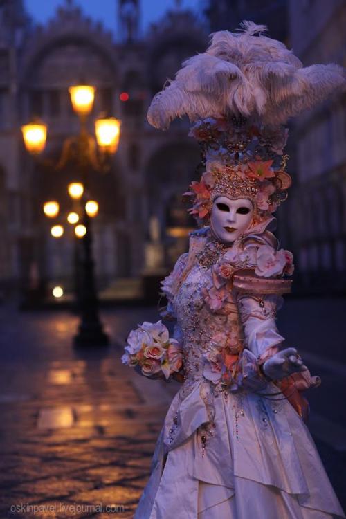 neenajaydon: sketchmocha: hierarchical-aestheticism: Venetian masks and costumes TOO GORGEOUS OMG MY