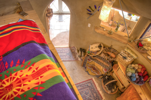 we-are-all-one-tribe:  cosmofilius:  voiceofnature:   Hybrid Dome built by Earthen Shelter. This dome was built out of natural materials like cob and straw in the high desert of southern CA.  Click here for more photos.    oh my heart!!!!!  so much