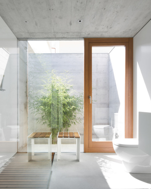 Restroom with a private patio, and STUA Deneb stool for the shower area. A house by Pereda Pérez ar