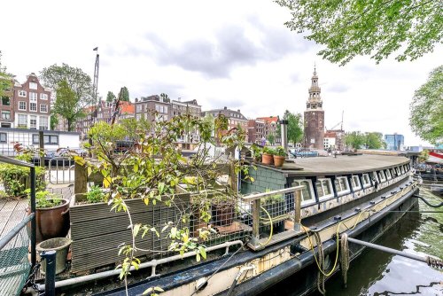 magicalhometoursandstuff:Would you believe that some houseboats, like this 1913 bohemian beauty, hav