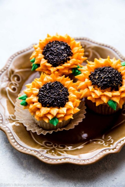 sweetoothgirl:  Sunflower Cupcakes   