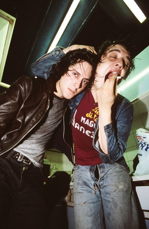 captainabsurd:  Carl Barât and Peter Doherty, Peterborough, 14 June 2002 