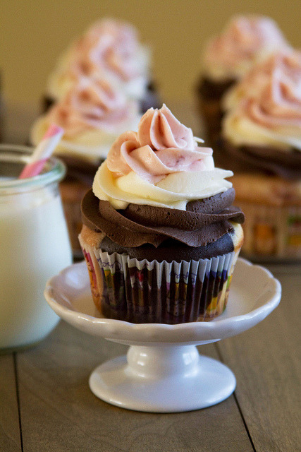 wehavethemunchies:  Neapolitan Cupcakes  apparently it&rsquo;s food porn hour