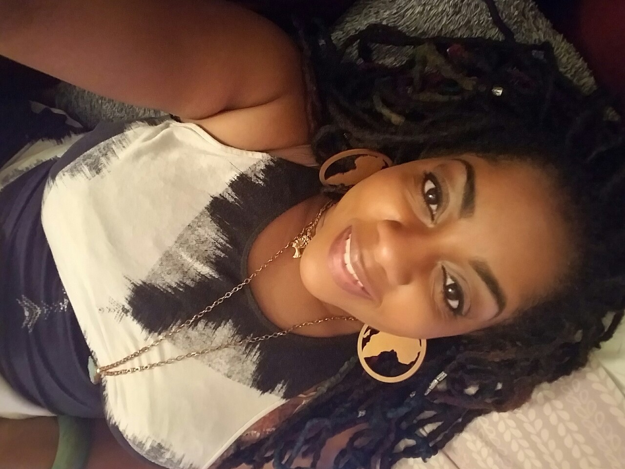 dynastylnoire:  The sofa selfie series continues