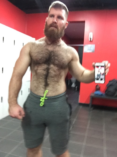 illair9009:  Tonight’s post gym chest pump, my phones back camera’s fucked so excuse the somewhat shakiness. 