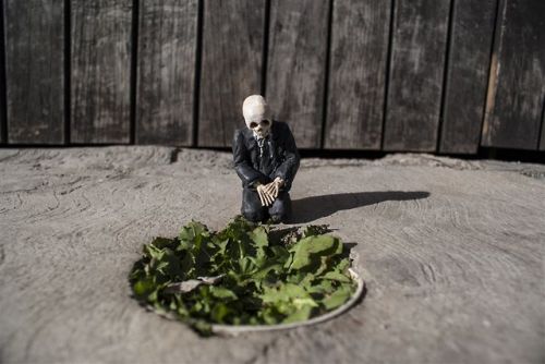 devidsketchbook:  CEMENT ECLIPSES @ CHIAPAS MEXICO Artist Isaac Cordal (tumblr / facebook) - “With the simple act of miniaturization and thoughtful placement, Isaac Cordal magically expands the imagination of pedestrians finding his sculptures on the