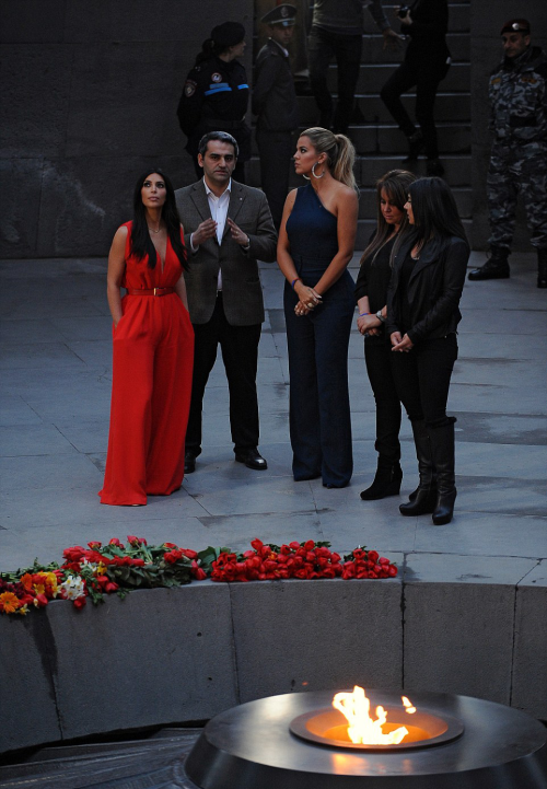 kimkardashianfashionstyle:    April 10, 2015 - Kim & Khloe Kardashian visiting the Armenian Genocide Memorial at Tsitsernakaberd in Yerevan, Armenia.    
