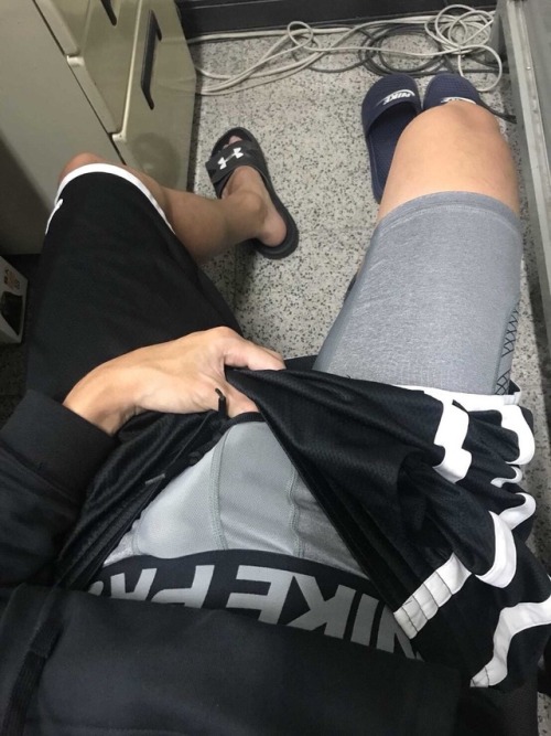 jkchengcheng: 籃球學弟練完球，束褲束縛著不安的巨獸