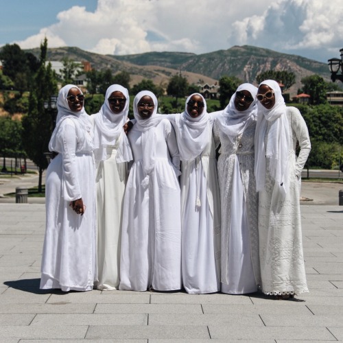 bijah-tuu: saida-dahir: Eid Mubarak from the Dahir Sisters ❤️ Omfg yaaass