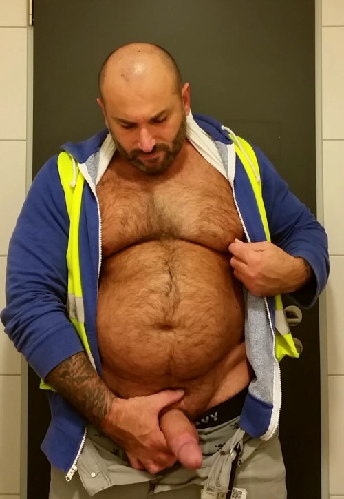 giorxgio:  strongbearsbr: Strong Bears BRVisit and buy male toys at Fort Troff  Che aspetti lurida puttana @frociosvuotapalle? Questo rozzo panzone ti aspetta perchè ti prenda cura del suo cazzo e che glielo svuoti per bene!  💋💋💋