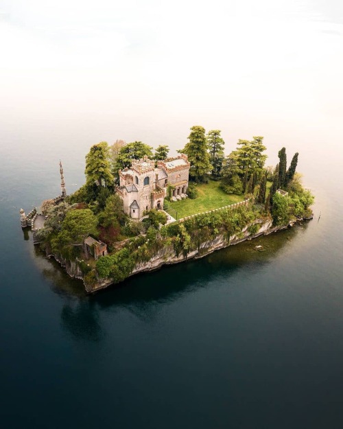 utwo:  Loreto Castle.The  island of Loreto is located in the middle of Lake Iseo and it is  privately owned. The nuns of Santa Chiara di Brescia purchased the  island at the end of the XV century, and had a convent built there: the  structure, however,