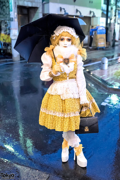 Japanese shironuri artist Minori on the street in Harajuku yesterday in the rain. Was meeting with M