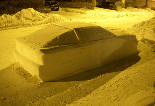 カナダ人「路上に車の雪像を作ったら…パトカーはどんな反応をすると思う？」→なんと駐禁切符を切られる連日の大雪に見舞われているカナダ・ケベック州モントリオール。現地に住むデザイナーの男性は、雪かきをして