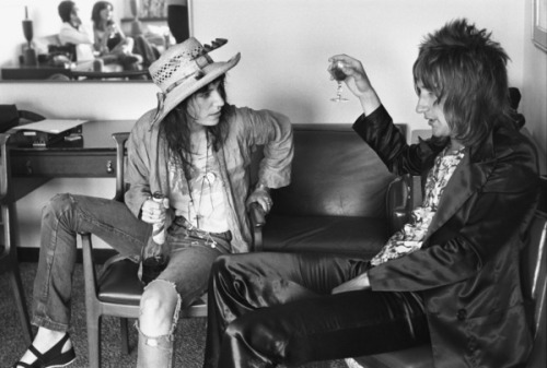 iaintnobodyswhore:    Rod Stewart being interviewed by Patti Smith in New York City© 1978 Gary Legon  