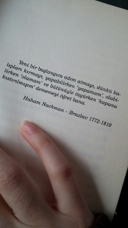 bnadif:  Gerçekten kapana kısıldığımı hissettiğim bir an rastladım bu cümleye. Kitabın kapağını açtım ve beni bu sözler karşıladı. Ama ben o kapandan bir başıma kurtulmayı başardım. Ben buna mecbur bırakıldım. İnsan yalnızlığa