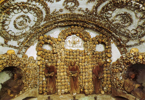bitsofhistory:  Capuchin Crypt, Santa Maria della Concezione dei Cappucini Under the church of Santa Maria della Cocezione in Rome,lies the fascinatingly morbid Capuchin Crypt, a small space consisting of 7 tiny chapels, entirely decorated by the bones
