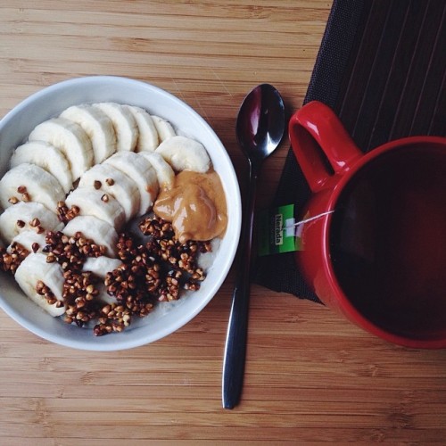 our-healthy-habits:  Vanilla oats topped with the basic accoutrements - banana and peanut butter💕 also featuring some pan seared maple buckwheat. Happy Friday and long weekend for the Aussies xx #mymeals Instagram: @ourhealthyhabits 