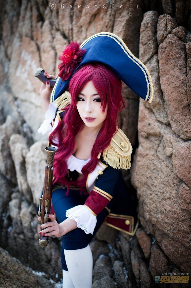 league-of-legends-sexy-girls:  Miss Fortune Cosplay #1 http://lol.tgbus.com/tu/cos/208670.shtml