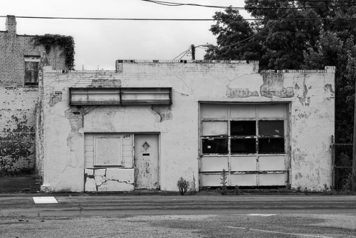 Gastonia, NC #abandonedplaces #abandoned #gasstation #texture #cracked #architecture #architectureph