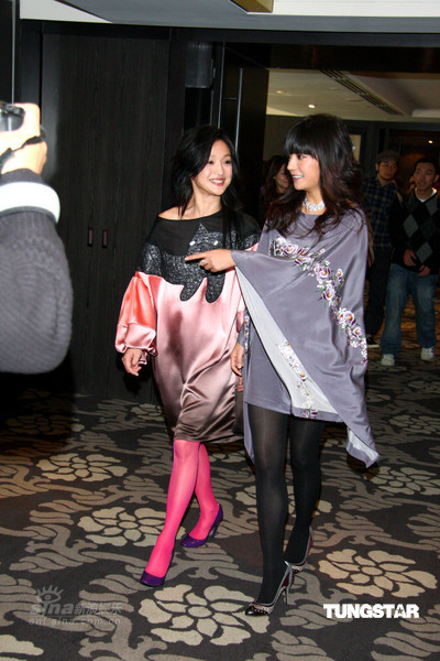 Chinese actresses Zhou Xun and Zhao Wei