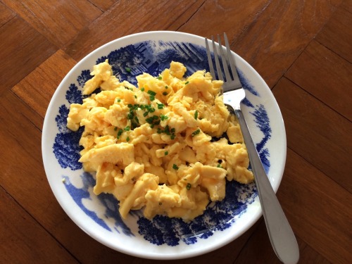 Scrambled eggs + chives