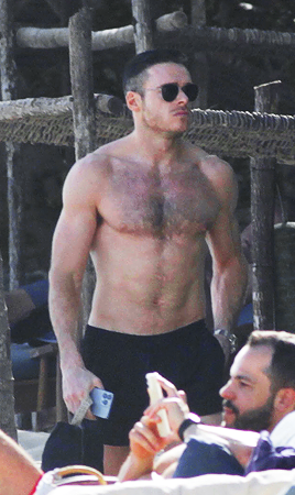 rob-pattinson:RICHARD MADDEN2021 | spotted in Tulum, Mexico (December 29)