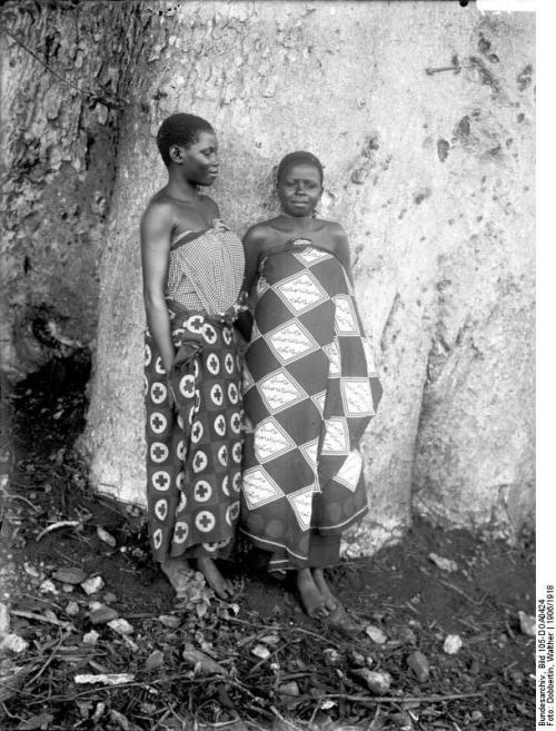 Two women from Tanzania by Walther Dobbertin, 1906-18