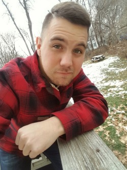 actuallyjustin: chaotic-tides:  Fresh cut and flannel kind of day. 😏  Look at my cute friend. 