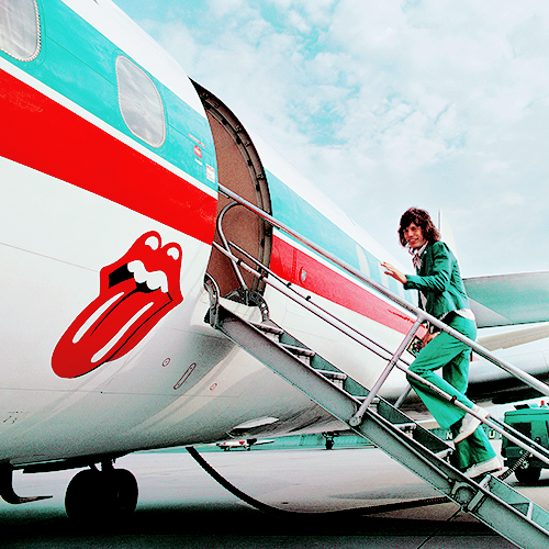 sheismylittlerocknroll: Keith Richards + Mick Jagger abord the stones’ airplane, 1972 © Ethan Russel