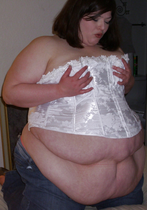 feedthessbbw:  Don’t forget to go between all those sexy fat rolls and into every little    Wanna fuck a horny BBW? - CLICK HERE! 