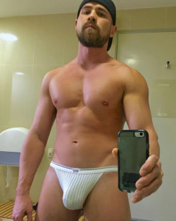 ckhngry:  alphafcker:  Kiss that bulge. 