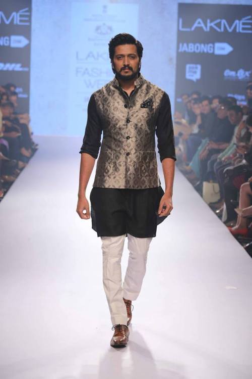 death-by-dior:global-fashions:  Raghavendra Rathore - Lakme Fashion Week 2015  X