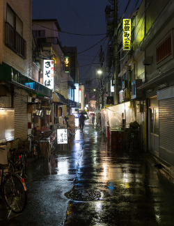 heartisbreaking:  Rainy Asakusa alley at