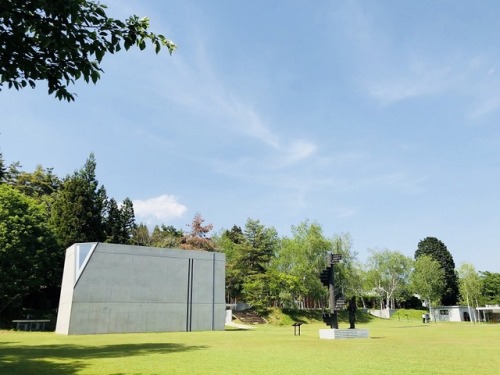 敷地内の　光の美術館　展示入れ替えで　閉館中リベンジせねば　・・・・