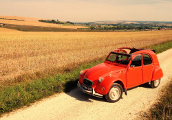 carpr0n:  Starring: Citroen 2CV  (by CitroenAZU)