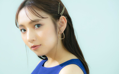 sakamichi-steps: 乃木坂46 新内眞衣の、夏の簡単ヘアアレンジ5DAYS DAY5：大人の「金ピンアレンジ」