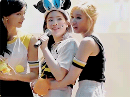 rapbabychaeyoung:  sana teasing dahyun that she’s gonna kiss her + actually kissing her = dahyun is 샤샤샤~ 