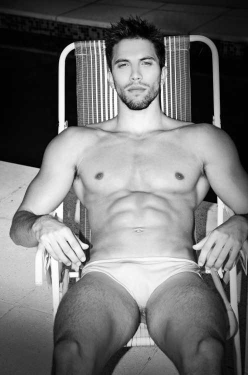 greenspeedos:what color are his trunks?