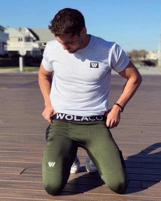 pint-of-gat:  thecurlyyogi:  pint-of-gat:  🏃  whatcha lookin’ at down there (:  